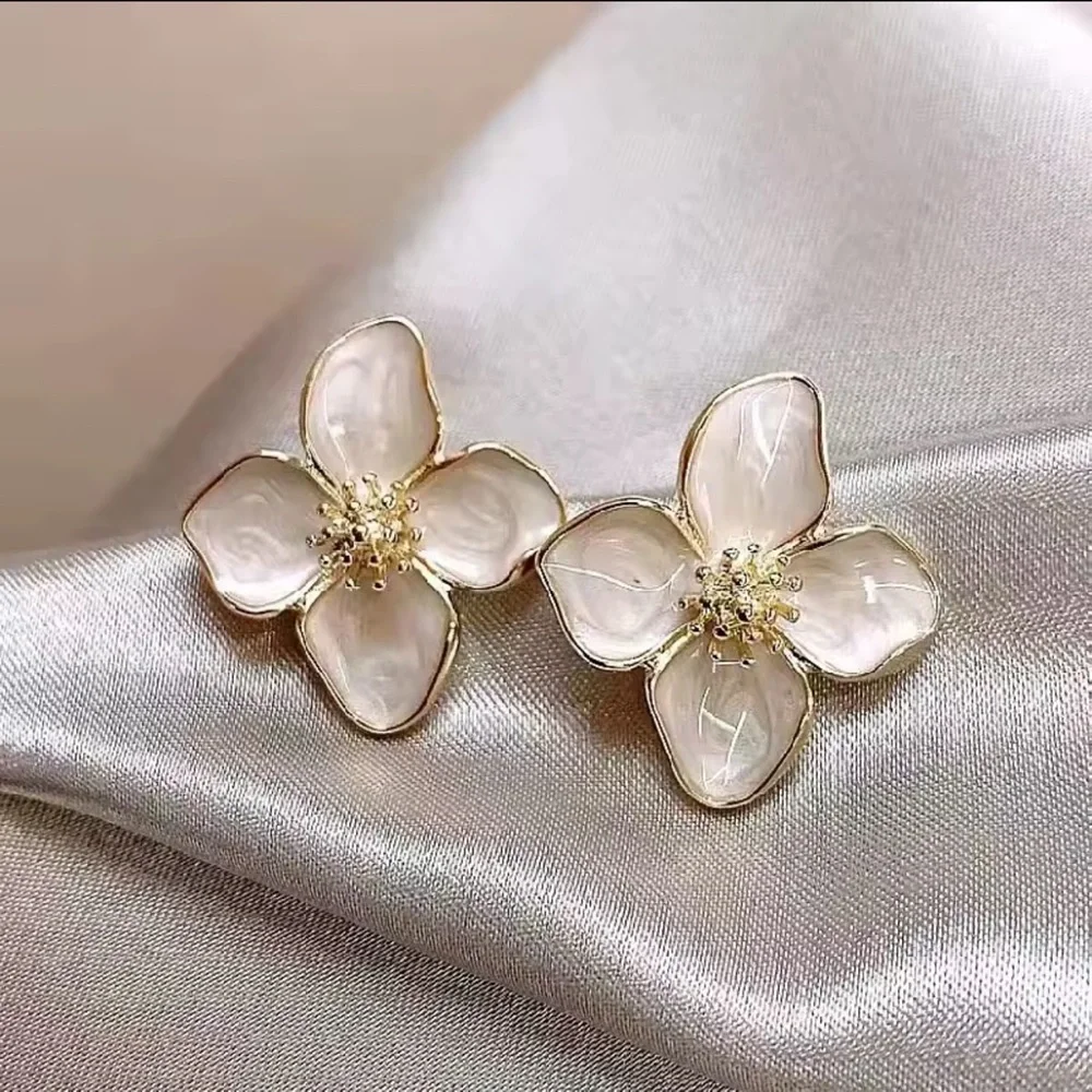 Flower Stud Earrings – Elegant Gold & Pearl Petals

Stud earrings - Picture 4 of 6